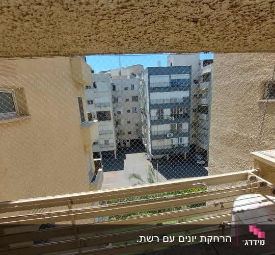 רשת למניעת כניסת יונים במרפסת בניין